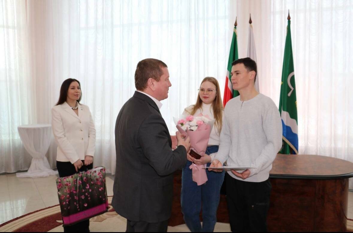 Глава Мамадышского района поздравил молодоженов перед отправкой жениха в зону СВО