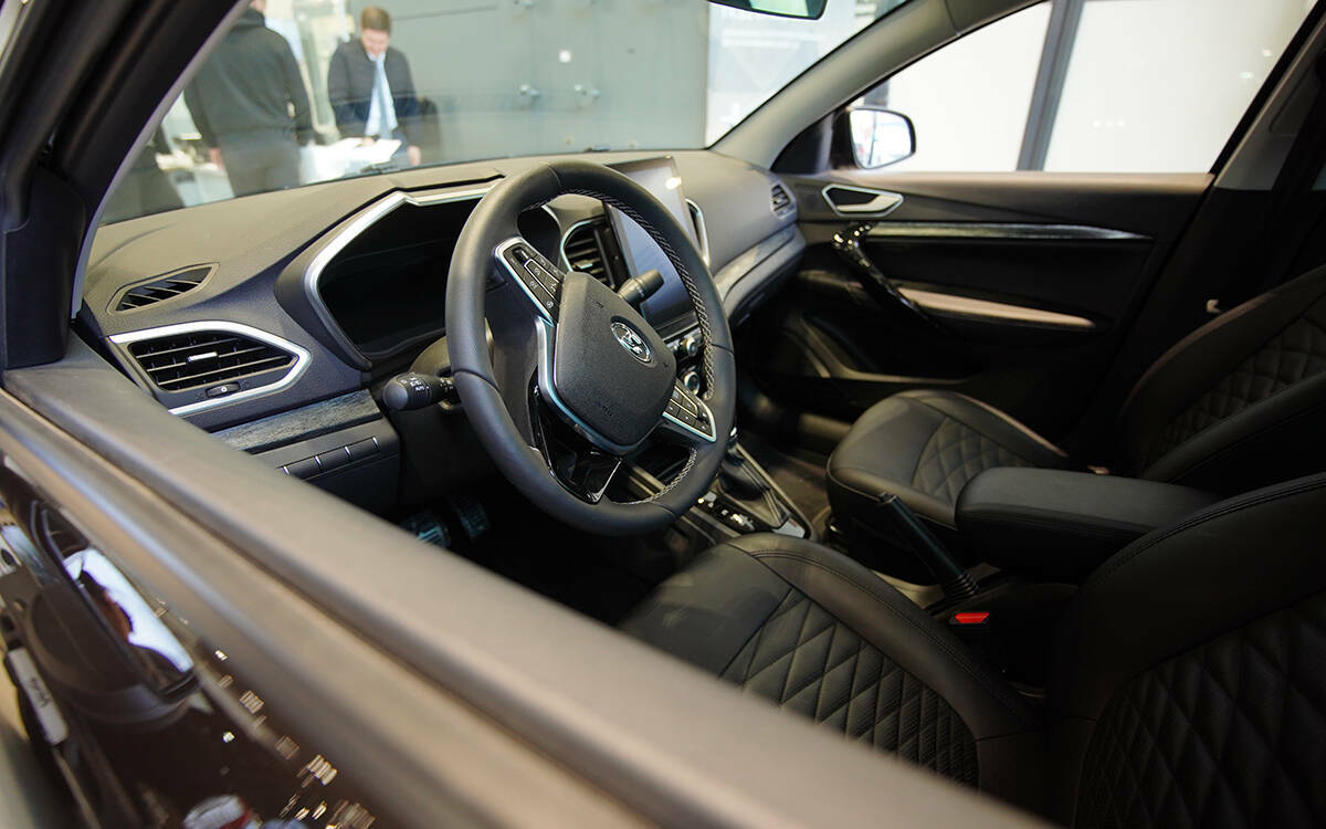 Доля китайских автомобилей на рынке России в прошлом году начала сокращаться, но все еще занимает больше половины проданных авто. На фоне таких изменений важно разобраться, в чем «китайцы» опережают отечественный автопром, а в чем проигрывают. Мнения экспертов по этому вопросу – в материале «Татар-информа».