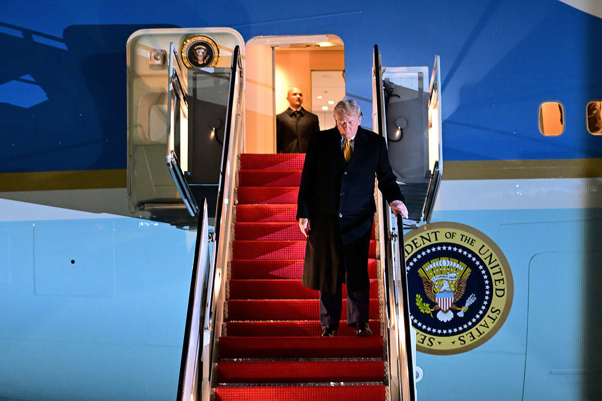 «В Париж и в сауну»: Европа встречает Трампа критикой и странными приглашениями