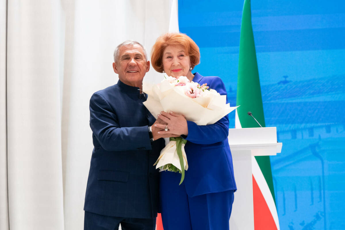 Рустам Минниханов вручил Зиле Валеевой медаль за заслуги перед Республикой Татарстан