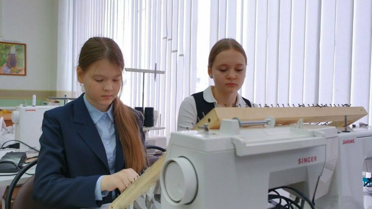 В гимназии Нижнекамска наладили пошив подушек и нашлемников для бойцов СВО