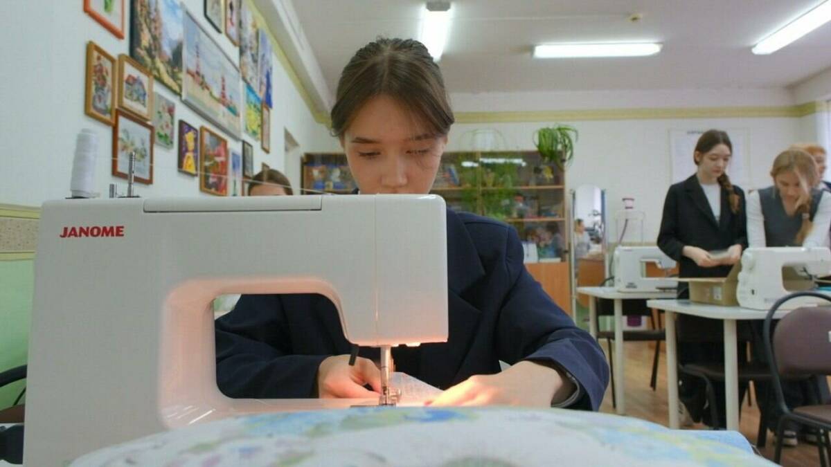 В гимназии Нижнекамска наладили пошив подушек и нашлемников для бойцов СВО