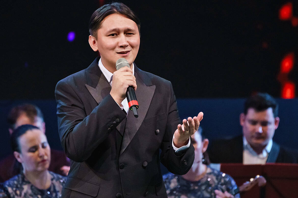 Солист Татарской государственной филармонии им. Габдуллы Тукая Алмас Хусаинов рассказал «Интертату» о своем пути в профессию, отношении к народной песне, службе в армии и семейной жизни. В интервью он признался, почему не меняет фольклор «под эстраду» и сожалеет ли о незавершенном образовании.