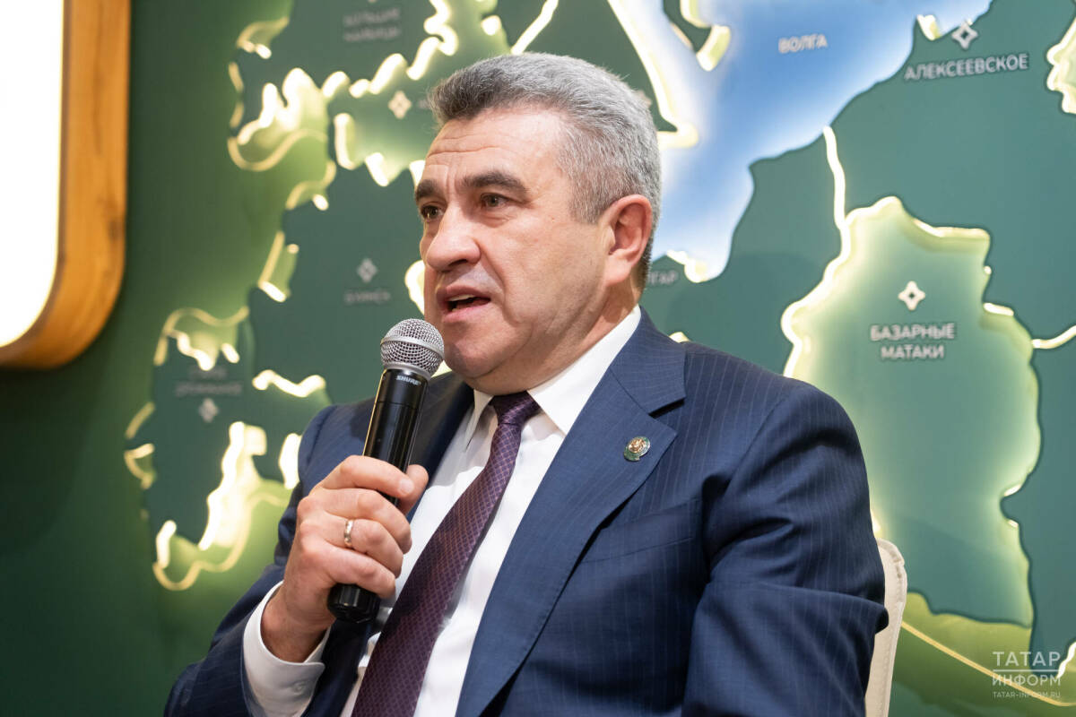 Хадиуллин рассказал, что все школы и вузы РТ перешли на национальный мессенджер MAX