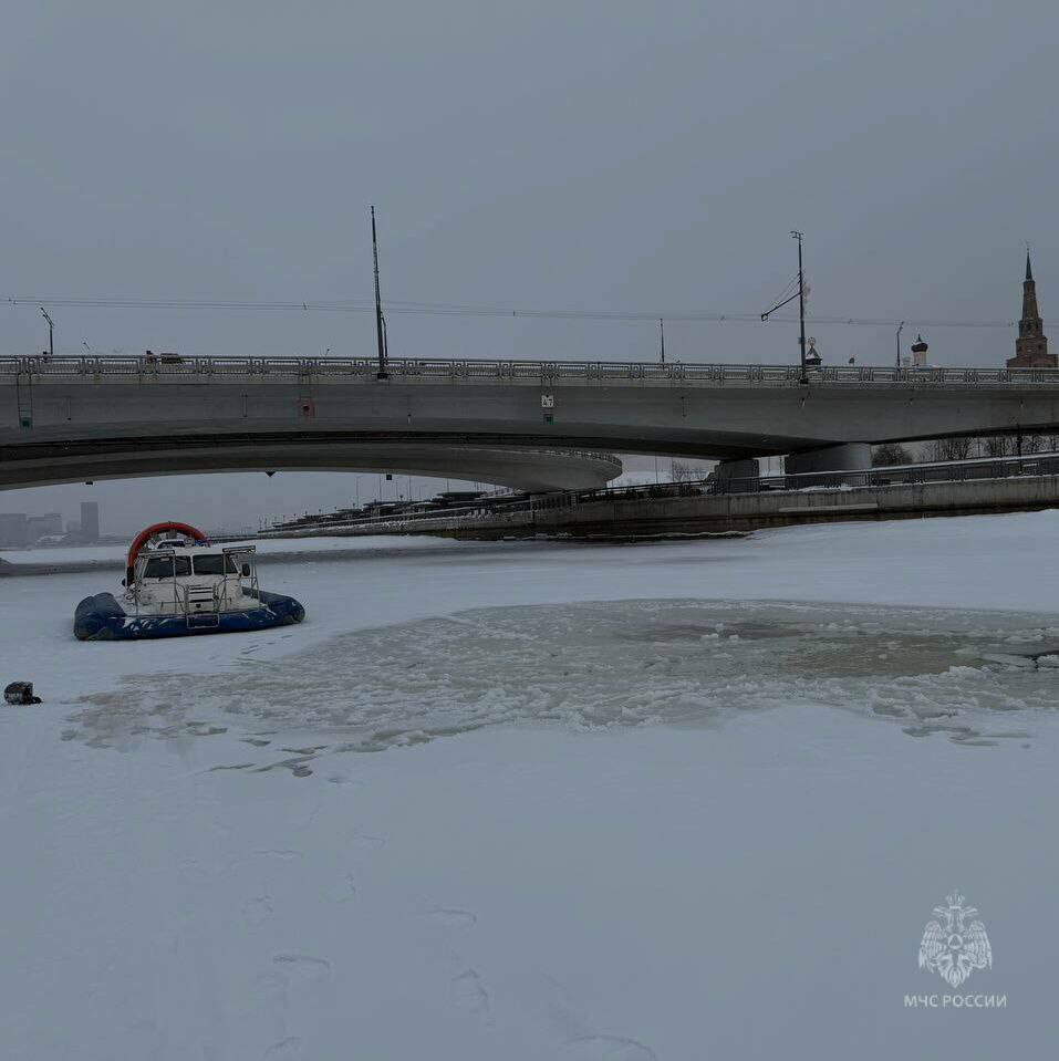 Снегоход с людьми провалился под лед Казанки у Кремлевской дамбы