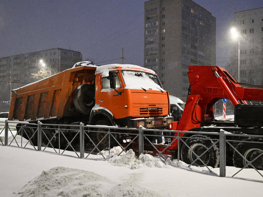 В Казани назвали список парковок, с которых ночью будут убирать снег
