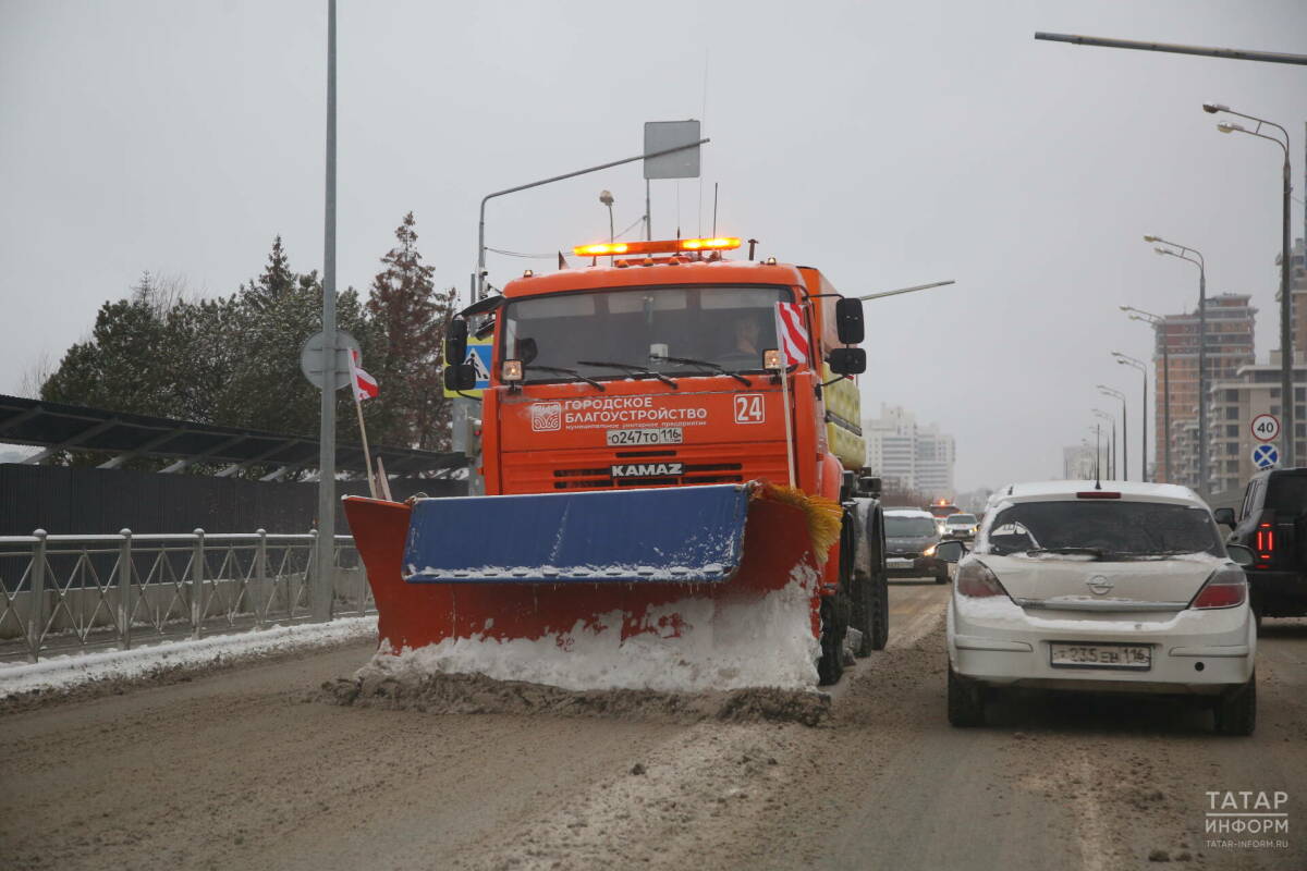Порядка 350 единиц техники задействованы в уборке снега в Казани
