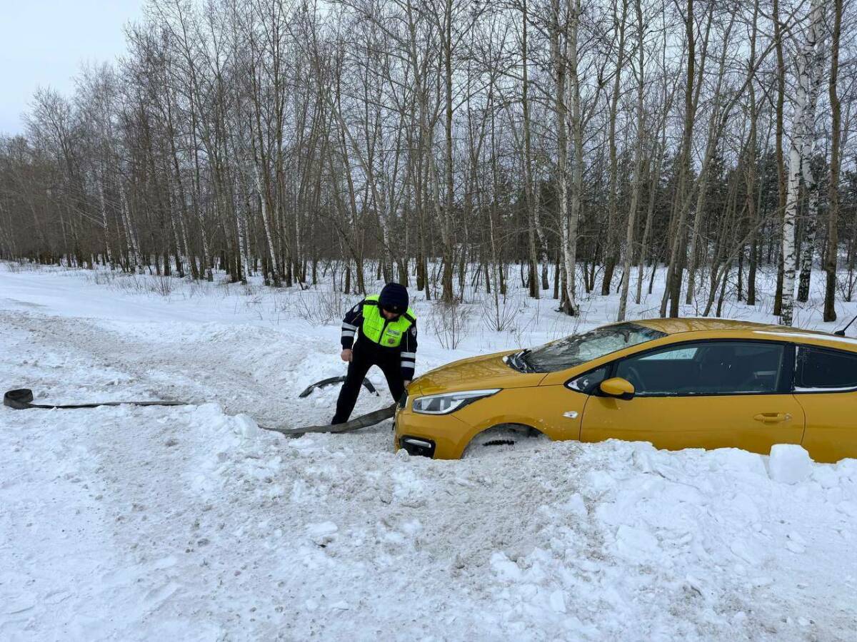 В Татарстане сотрудники ГАИ спасли водителя, застрявшего в сугробе