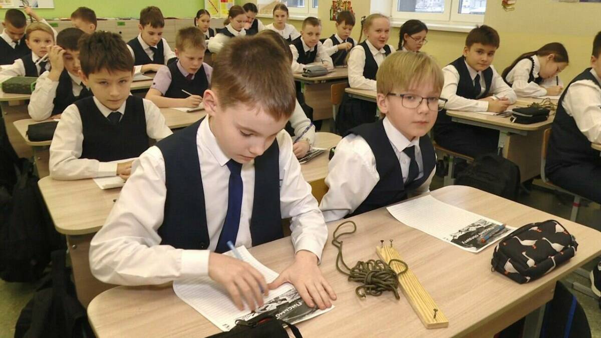 В школе Нижнекамска ученики изготавливают браслеты выживания и пишут письма бойцам СВО