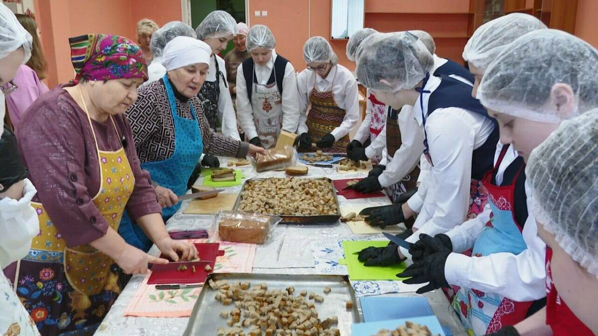 «Ждем с большой победой»: школьники Нижнекамска собрали гуманитарную помощь для фронта