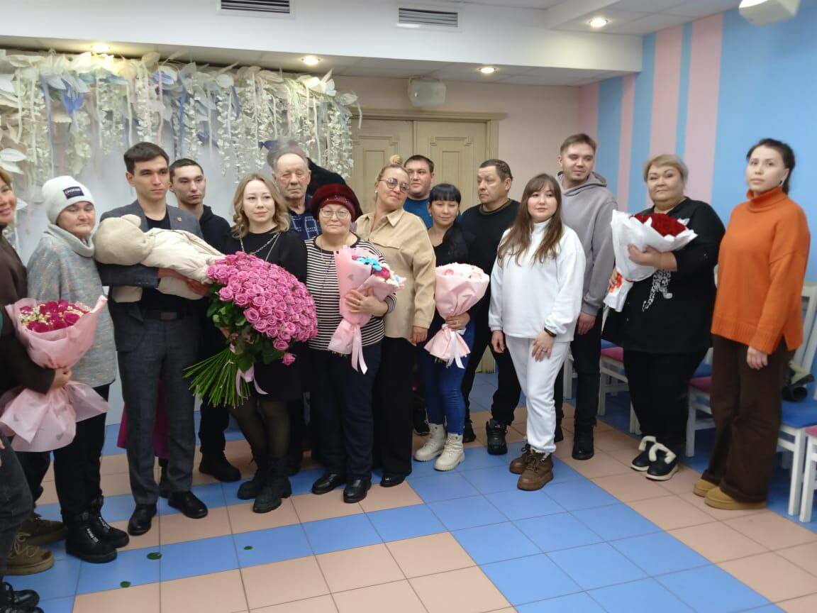 Волонтеры фонда «Мы вместе» поздравили семью участника СВО из Актаныша с рождением дочери