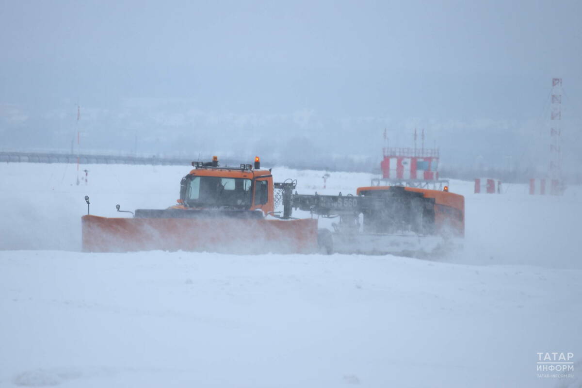 В Татарстане на дорогах регионального значения убирают снег 265 машин