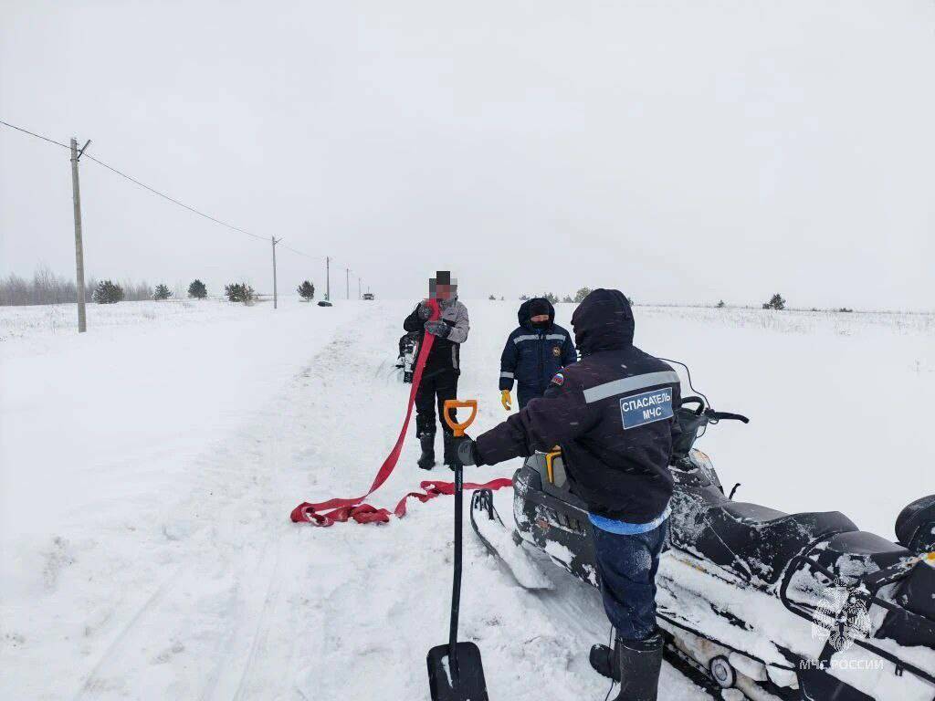 Под Казанью спасли мужчин, застрявших на снегоходе