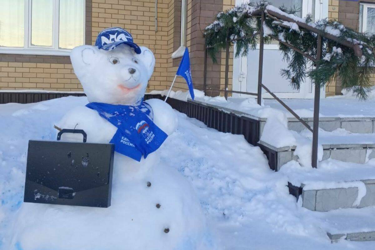 Снежный мишка-единоросс появился в Агрызском районе Татарстана