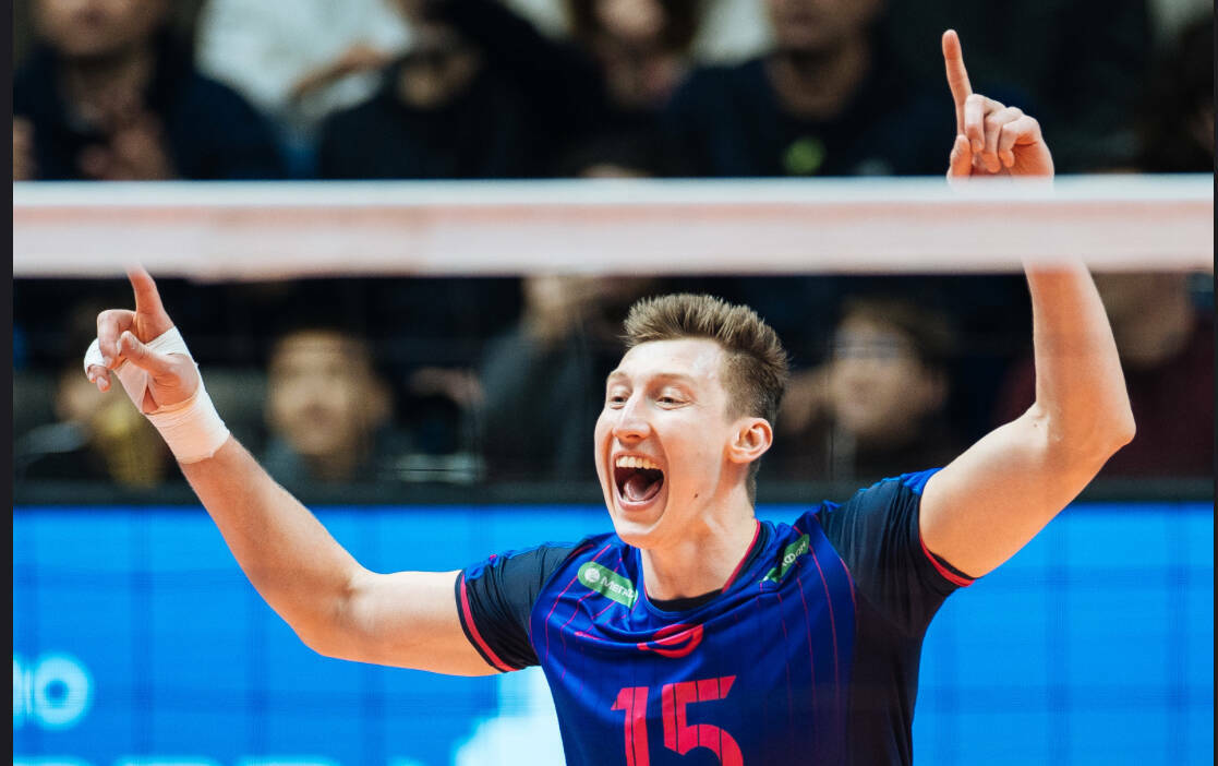 После непродолжительного отдыха и новогодних каникул казанский «Зенит» в тяжелом 5-сетовом поединке обыграл очередного конкурента в битве лидеров российской Суперлиге. После драматичной победы в Суперкубке России подопечные Алексея Вербова остановили на своей площадке победную серию московского «Динамо». Подробности – в материале «ТИ-Спорта».