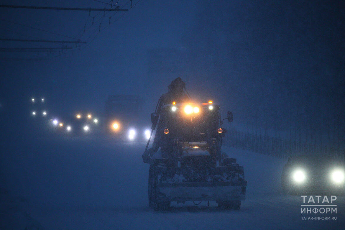 На региональных дорогах Татарстана работают 400 снегоуборочных машин