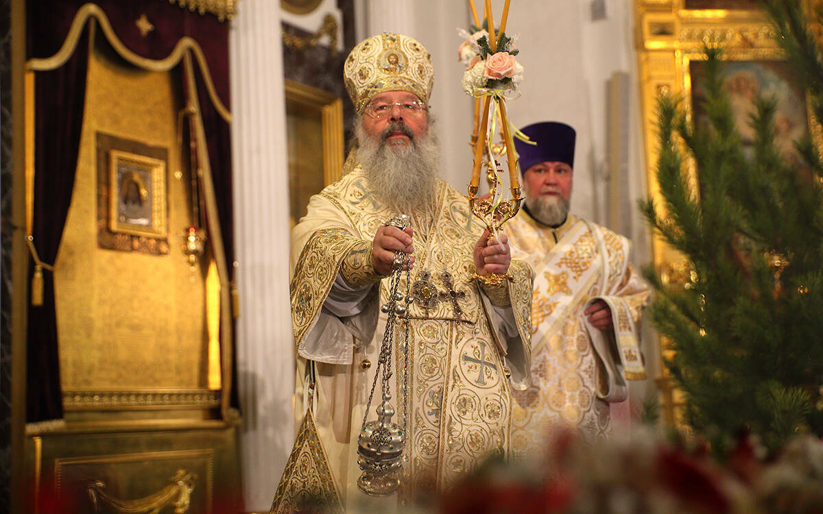 Главная служба Рождества Христова сегодня состоялась в соборе Казанской иконы Божией Матери. Сюда сегодня пришли сотни верующих. Каждый молился и о своем, и о том, что объединяет всех в этот чудесный праздник, – о мире на всей земле, надежде на спасение души и любви. На главном республиканском богослужении побывал и «Татар-информ».