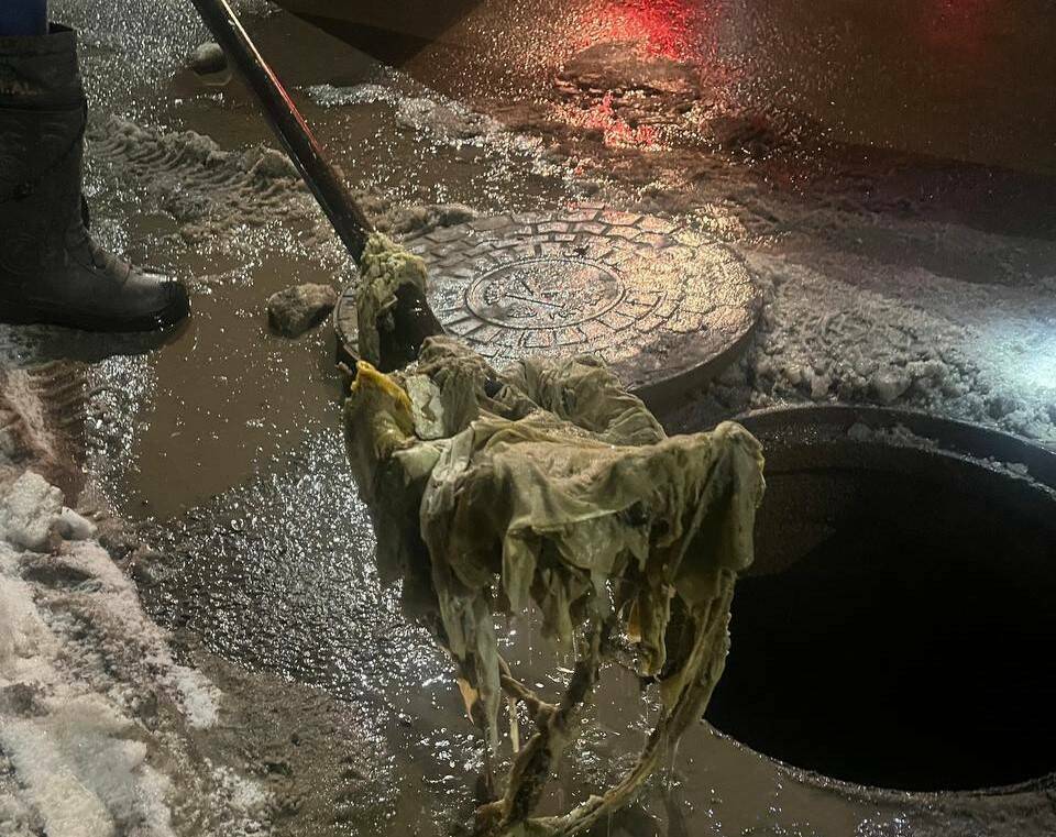 Влажные салфетки и мандарины: за праздники в Альметьевске устранили 48 засоров