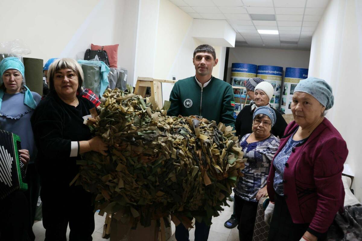В Актаныше люди с ОВЗ объединились для плетения масксетей бойцам СВО
