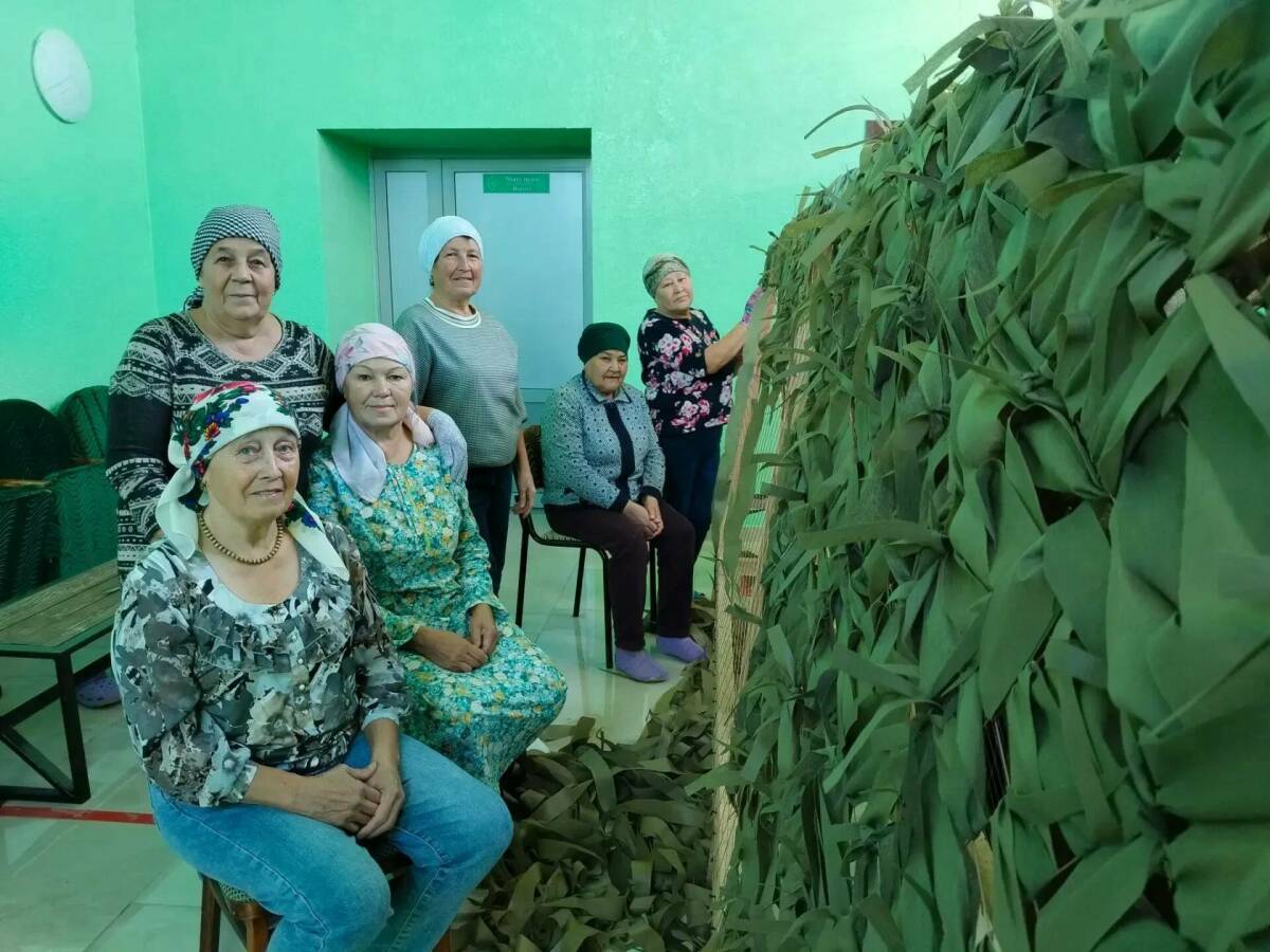 Жительницы Лениногорского района изготовили 78 маскировочных сетей для бойцов