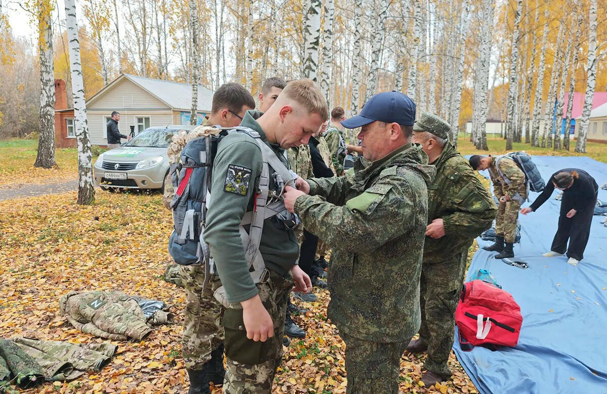 Центральный аэроклуб РТ ДОСААФ России провел в Куркачах парашютную подготовку для школьников: на аэродром приехали более тридцати человек, примерно половина прыгала впервые. Среди них – кадеты и воспитанники Раифского училища. О том, как проходит подготовка и чем живет аэроклуб, – в репортаже «Татар-информа».