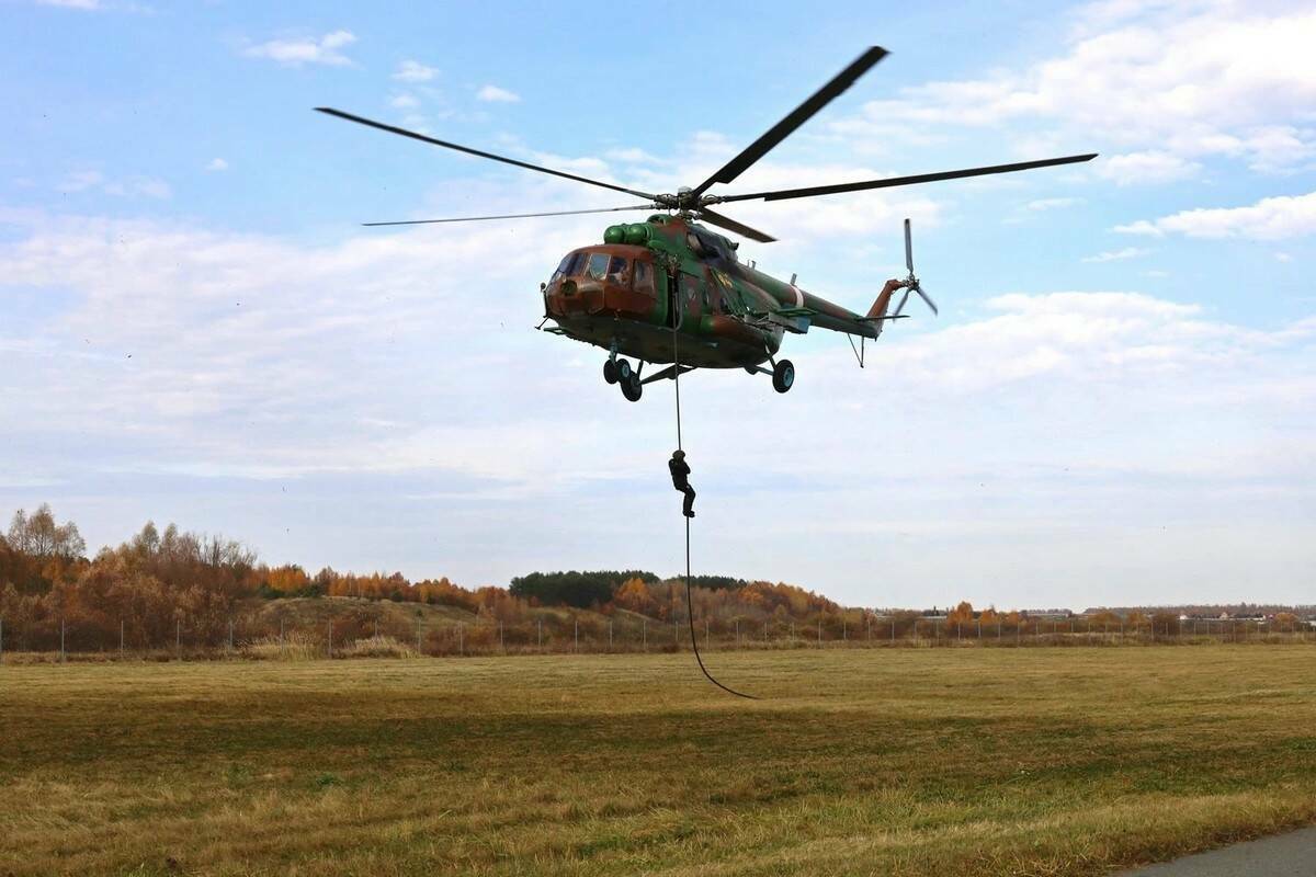 Бойцы ОМОН и СОБР десантировались с вертолета без парашюта под Казанью