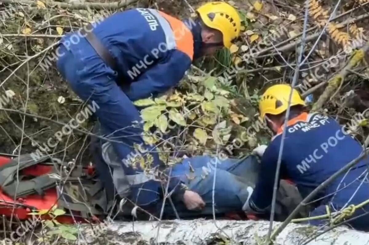 Упавшему в овраг 80-летнему казанцу помогли спасатели
