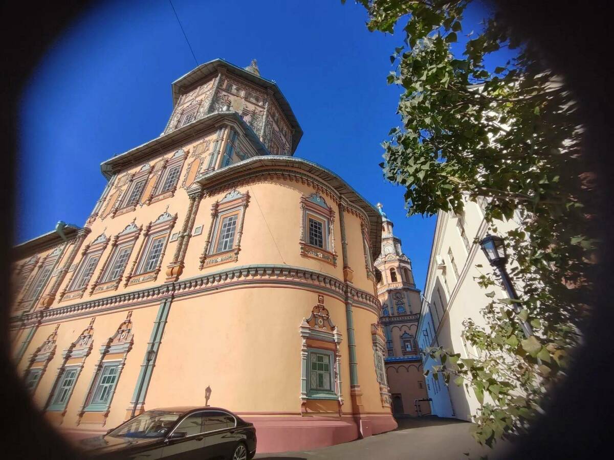 В этом году, в год 300-летия со дня освящения, завершился второй этап реставрации Петропавловского собора Казани. Его восстанавливают уже 37 лет, и работы продолжаются. О том, что еще предстоит сделать и какие этапы работ ждут один из старейших храмов Татарстана, – в репортаже «Татар-информа».