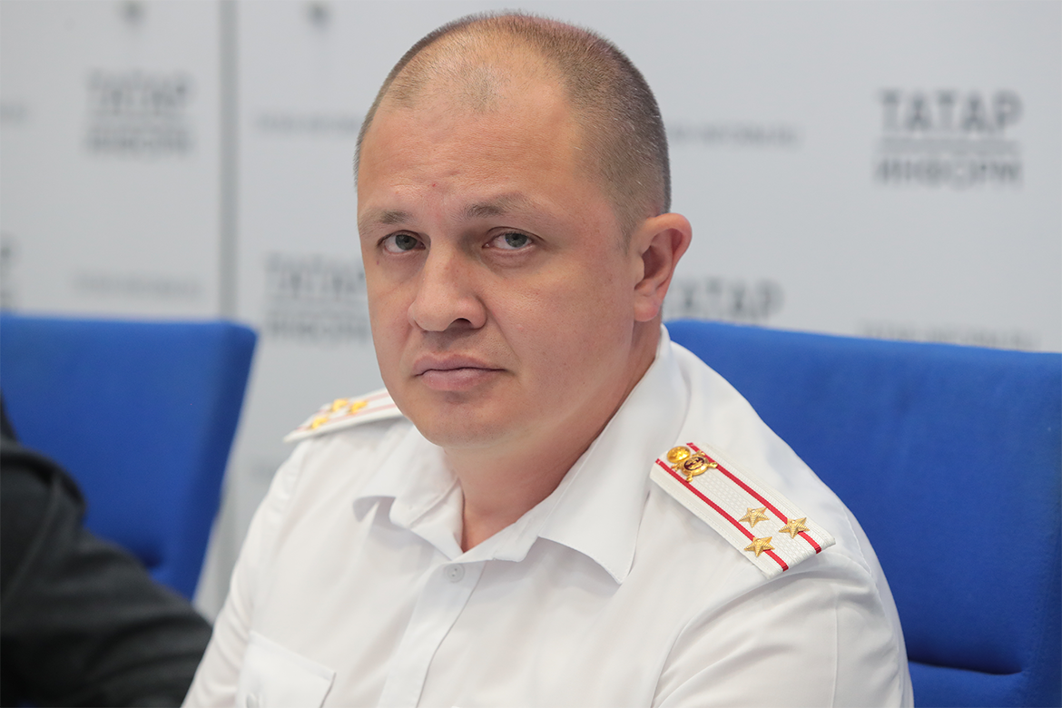 За жизнь и здоровье ребенка в теории полностью отвечает взрослый, однако на деле не всегда так. За девять месяцев на дорогах Татарстана погибли 244 человека, из них 14 – дети. В большинстве своем это пассажиры авто. А еще детей пускают за руль питбайков и автомобилей, в Сети вовлекают в преступления и обманывают, предлагая игровые рубли.