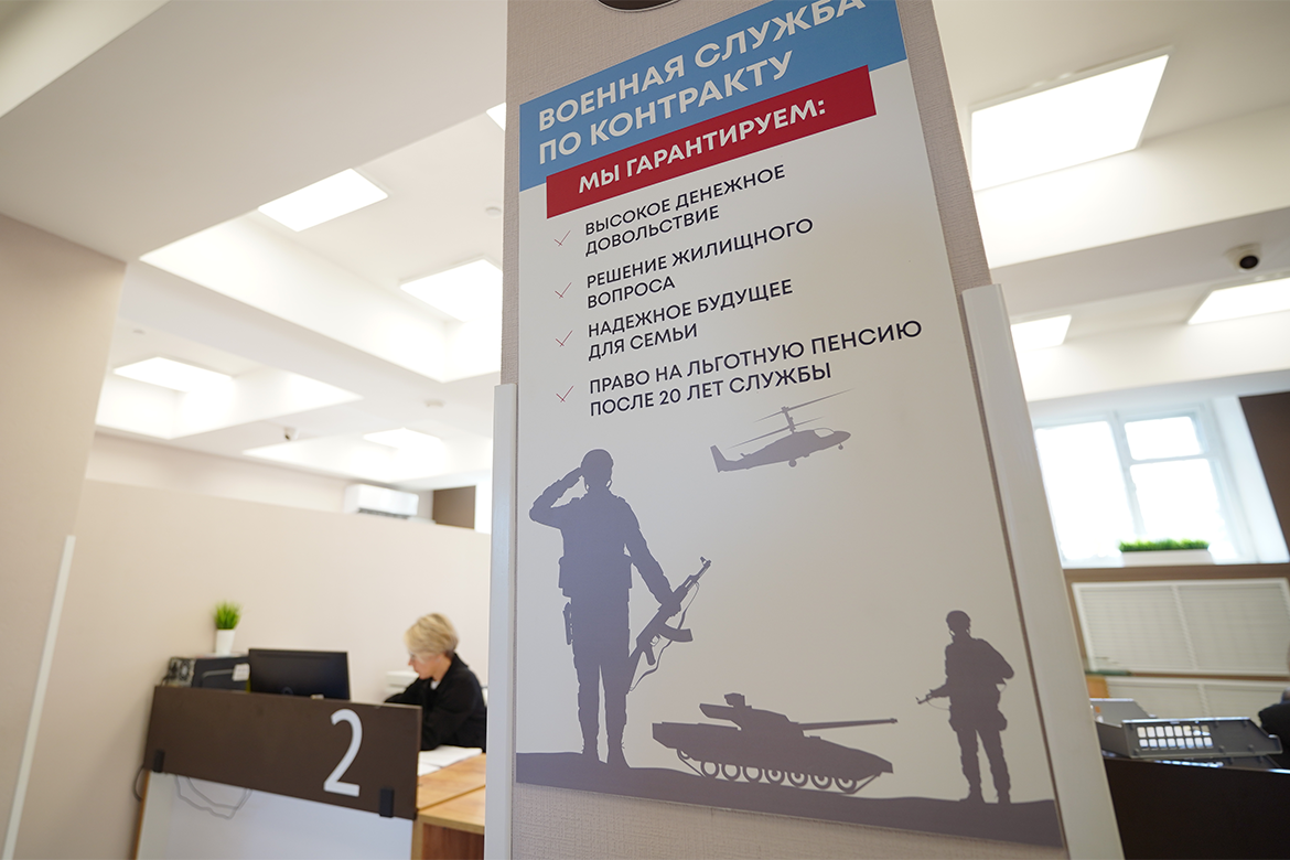 Как работает казанский центр «Батыр» и какие условия сейчас предлагают по контрактной службе? Почему подписывать контракт в республику приезжают из других регионов? Какие направления сейчас востребованы? Как студенты совмещают службу с учебой? Какие требования к операторов дронов? – выяснял «Татар-информ».