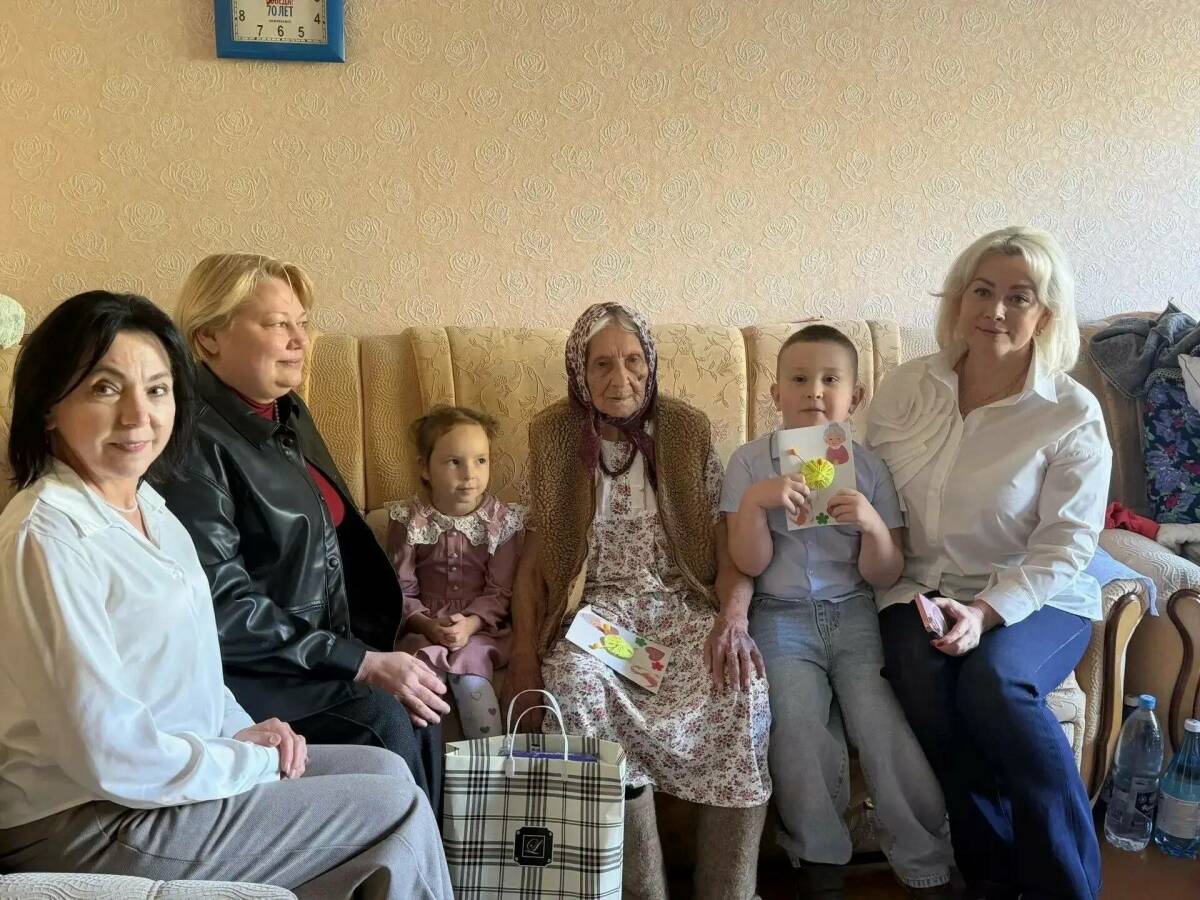 Живая легенда Нижнекамска: 102-летнюю труженицу тыла поздравили с юбилеем города