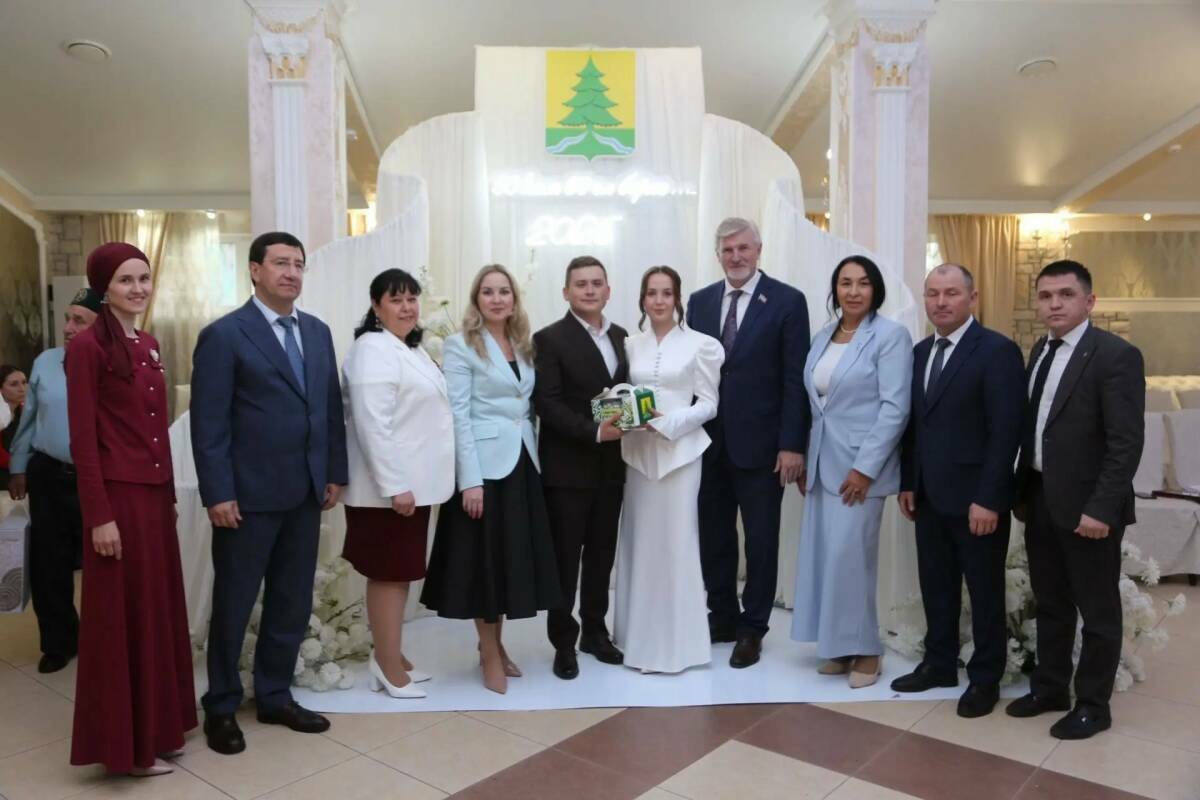 В Сабинском районе Татарстана чествовали 48 «золотых» и «бриллиантовых» юбиляров