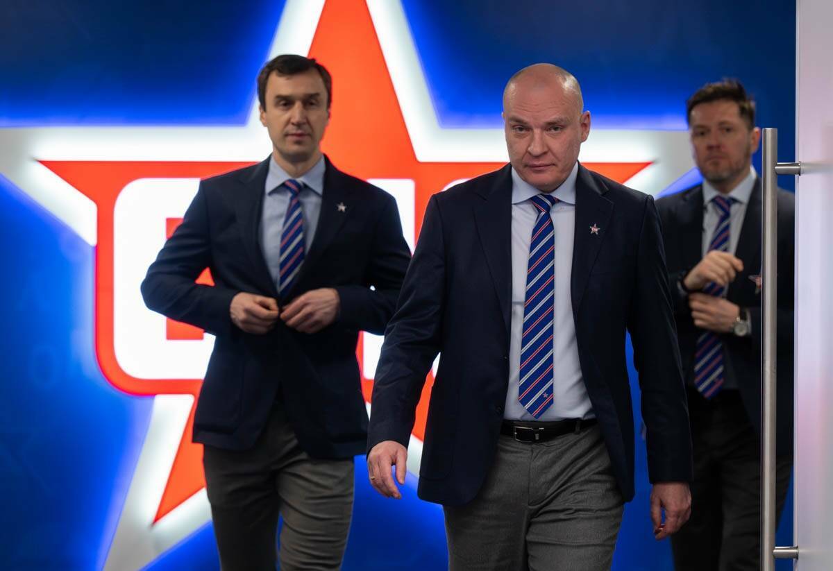 Андрей Разин дебютировал в СКА с поражения от «Автомобилиста». Но так ли плох первый блин для нового наставника армейцев? Питерцы, наконец, показали другой хоккей, однако на весь матч сил пока не хватило. «ТИ-Спорт» разбирается, что Разин успел изменить за считаные дни, когда приедут помощники и почему СКА остался доволен несмотря на поражение.