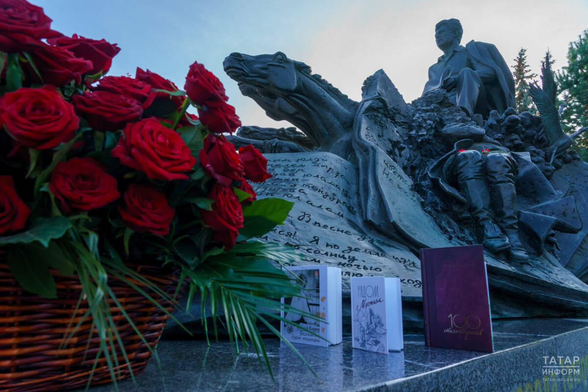 В Казани возложили цветы к памятнику Мустая Карима в честь 107-летия поэта