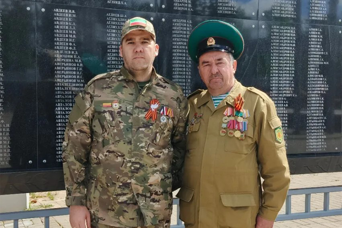 Через полтора года войны у него за плечами два ранения, несколько наград и потерянная ступня. А впереди – жизнь, которую пришлось строить заново: свадьба, сын, новая работа и первый курс университета. Все только начинается, говорит Алексей Батыров и уверенно идет вперед с высоко поднятой головой.