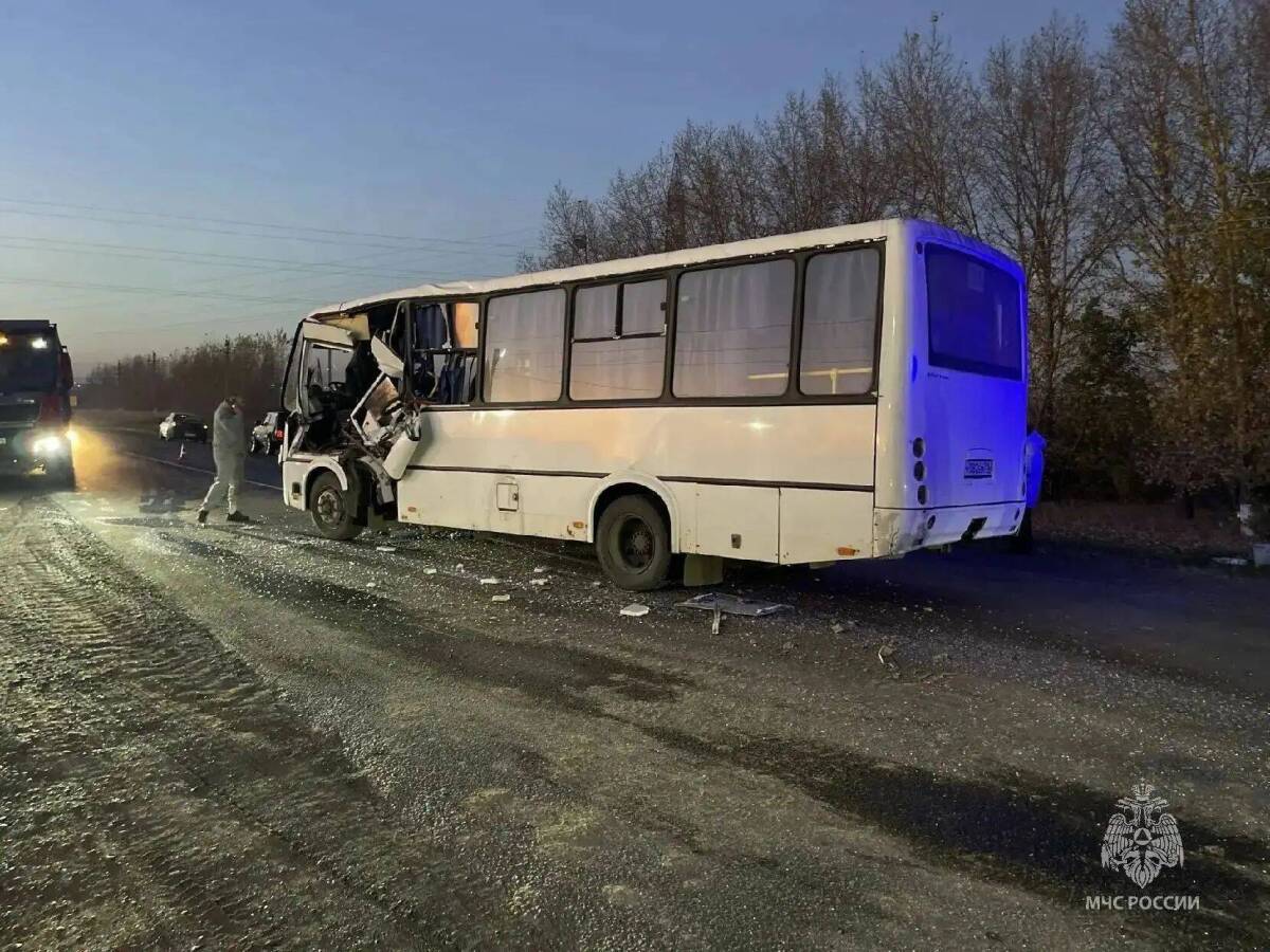 Шесть человек пострадали в столкновении автобуса и самосвала на трассе в РТ
