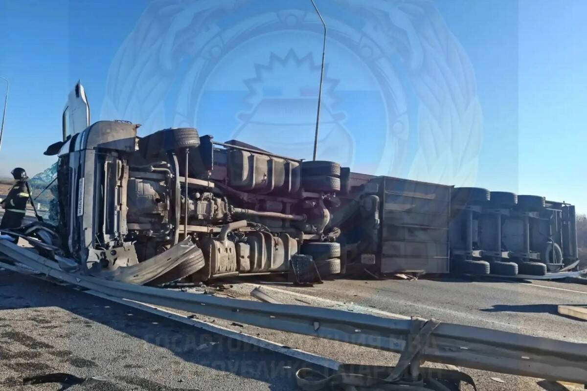 Фура Scania опрокинулась и легла поперек трассы в Татарстане