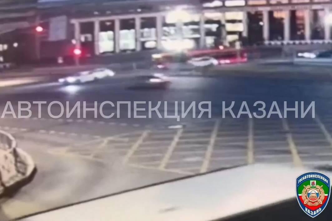 Появилось видео момента массового ДТП, устроенного девушкой в центре Казани
