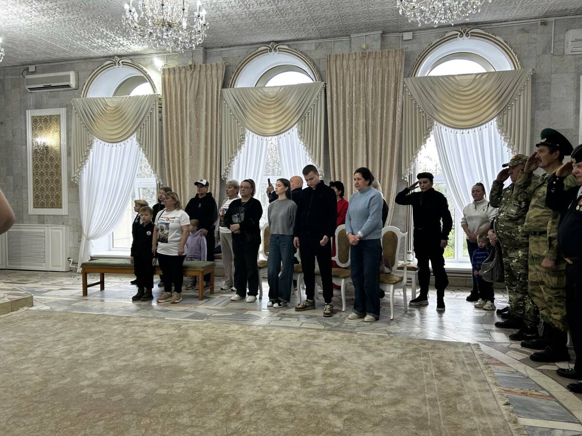 В Нижнекамске 25 семьям участников СВО передали государственные награды