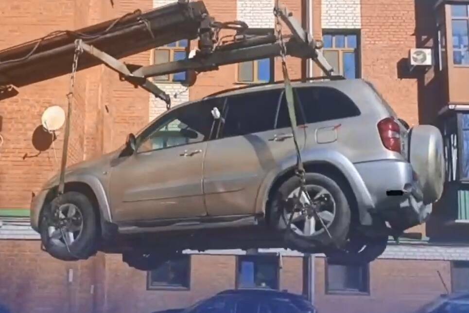 В Казани у алиментщика, задолжавшего ребенку 3 млн, забрали Toyota RAV4