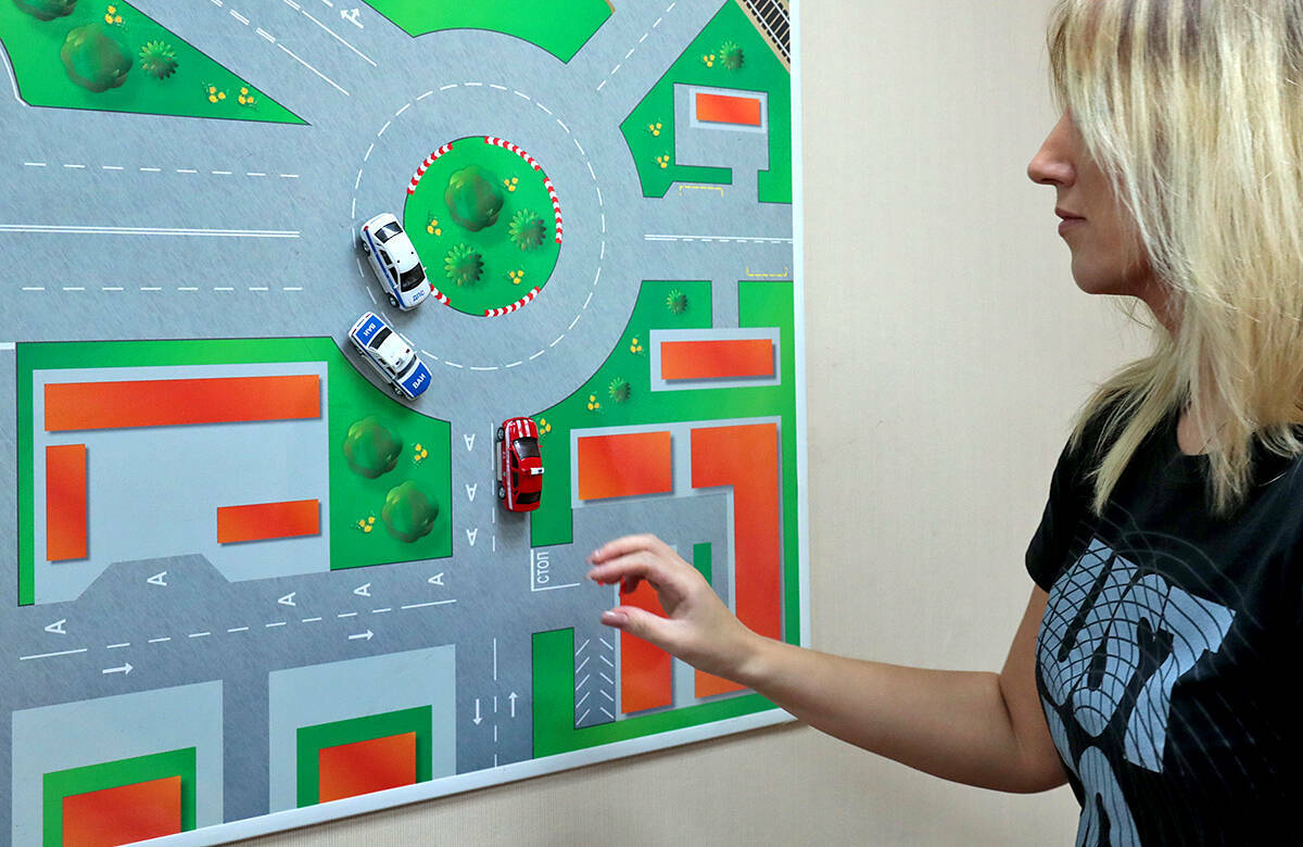 С 1 марта 2027 года в России изменятся правила сдачи экзамена на водительские права. Автоматизированная система будет фотографировать кандидатов во время экзамена, а средства аудио- и видеорегистрации – вести непрерывную запись в реальном времени. В зону фиксации должны попадать рабочие места как кандидатов, так и экзаменаторов.