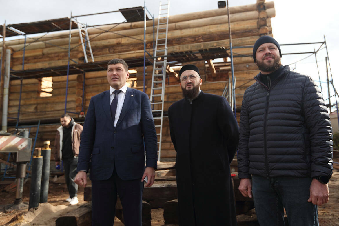 В Асан-Елге реставрируют деревянную мечеть, построенную в 1742 году. Когда сняли обшивку, выяснилось, что большую часть бревен сохранить не удастся. Как восстанавливают старинное здание и когда оно вновь откроет двери для верующих – в репортаже «Татар-информа».