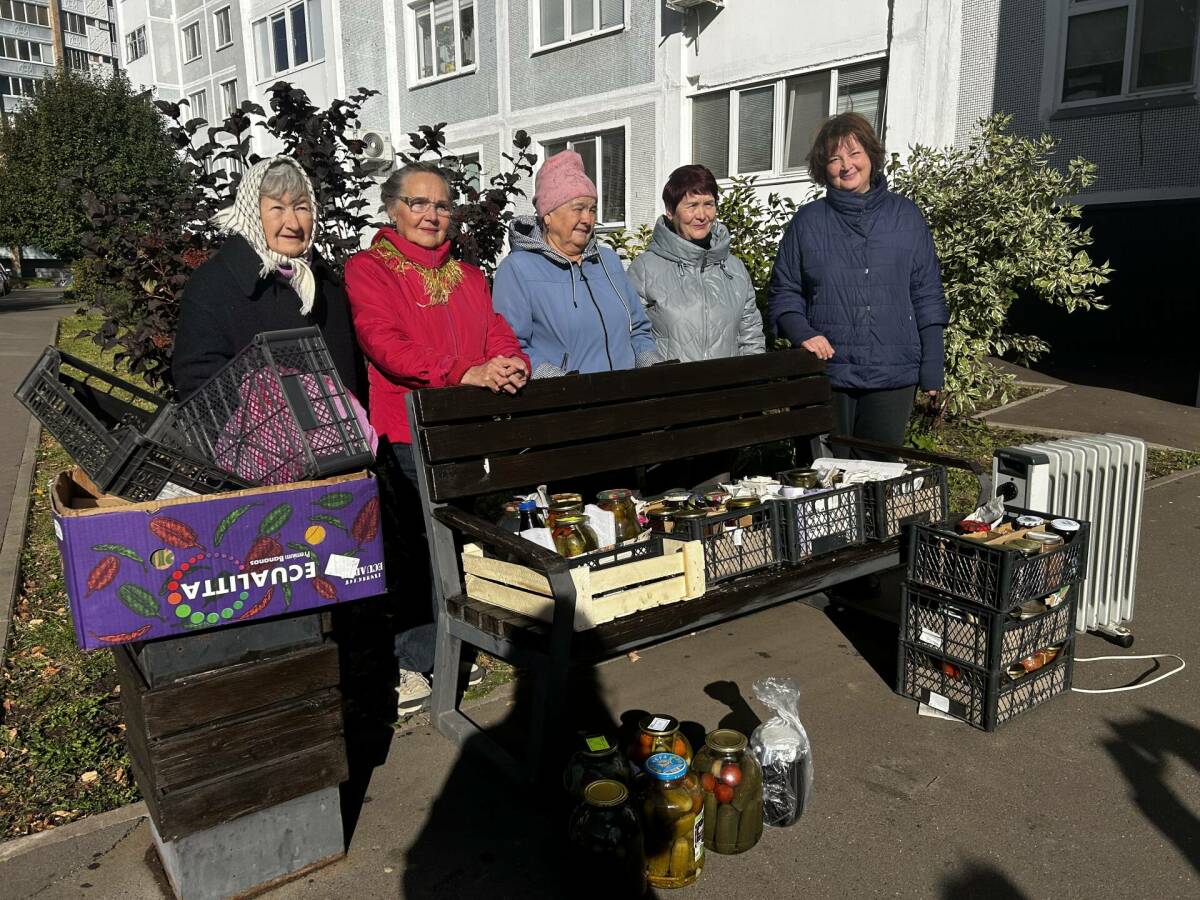 Жильцы дома в Нижнекамске передали бойцам СВО домашние заготовки