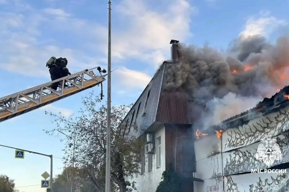 В Казани тушат пожар на складе на Магистральной