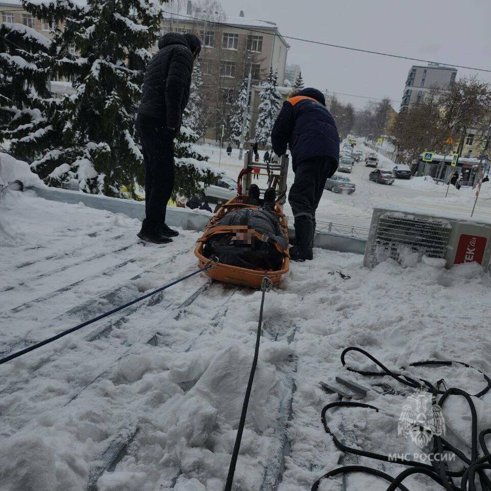 В Казани спасатели спустили с крыши мужчину, который травмировался, упав с высоты