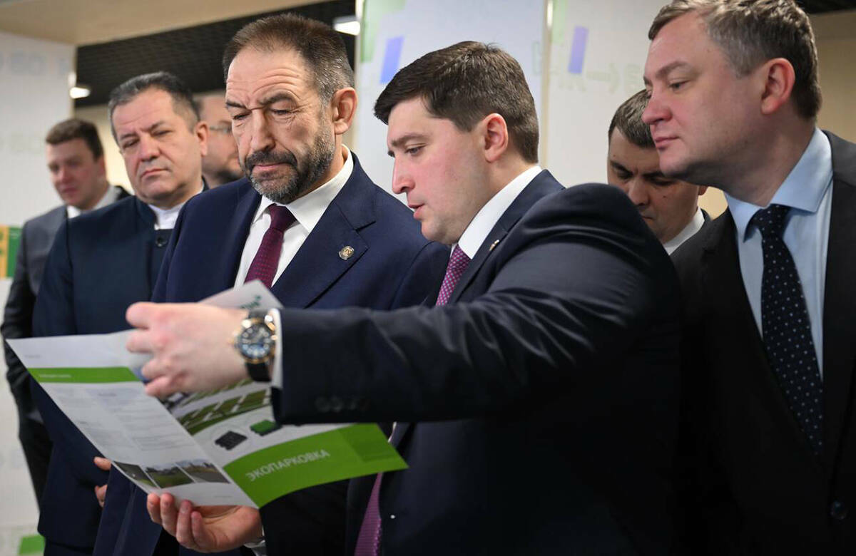 Нижнекамск сохраняет статус одного из ключевых промышленных центров Татарстана – индекс производства 101%, объем вложений близок к 200 млрд рублей. Вместе с тем на сессии района Алексей Песошин обратил внимание и на тревожные сигналы: задолженность населения за ЖКУ превысила 975 млн рублей, а рождаемость в районе снижается.