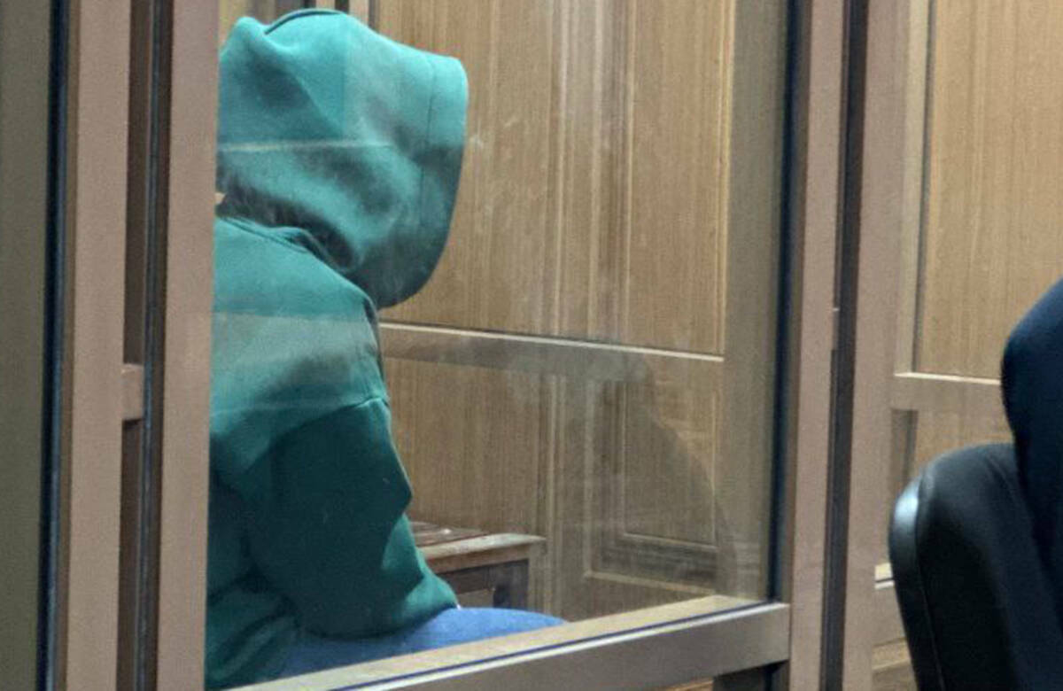 Верховный суд Татарстана поставил точку в деле об убийстве двух проституток. Одна из них была несовершеннолетней и обещала всех сдать, вторую убили, чтобы забрать ее маленькую дочь. О том, как расправлялись с жертвами, как избавлялись от тел и почему секс-работница согласилась убивать «подруг по цеху», – в репортаже «Татар-информа» из зала суда.