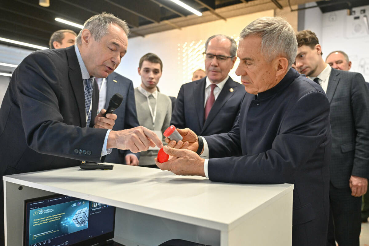 Рустам Минниханов осмотрел выставку научных проектов Татарстана