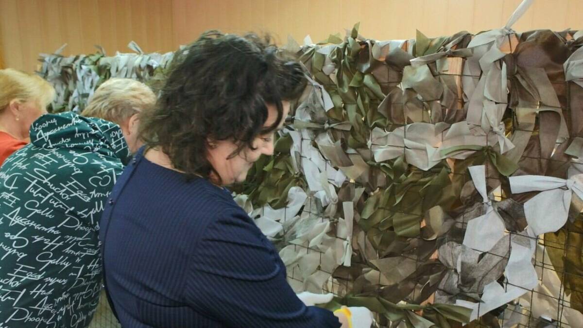 «Каждую сеть плетем с молитвой»: нижнекамские волонтеры плетут сети для бойцов СВО