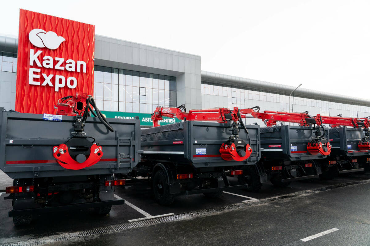 Рустам Минниханов вручил ветеринарам РТ ключи от 10 автосамосвалов для сбора биоотходов